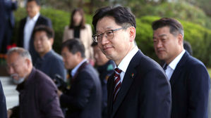 보석 후 도청 출근 김경수 "경남도민과 함께 새로운 기회 만들겠다"