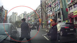 사고 차량서 의식 잃고 가속페달 밟던 70대 운전자 구한 시민