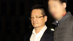 '김학의 성 접대' 윤중천, 영장기각 후 첫 소환