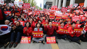 한국 "좌파 천국&middot;종북정권" 장외집회&hellip;민주 "색깔론 매몰된 정치공세"