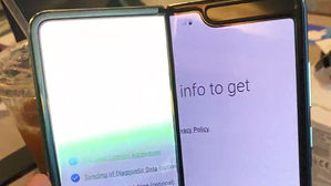 "사지도 접지도 말라" 조롱당한 갤럭시 폴드, 출시 연기