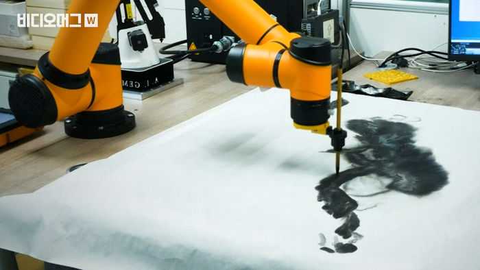 수묵화 그리는 AI 로봇, '제미니'&hellip;과학인가 예술인가