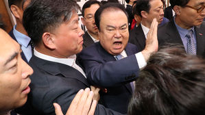 한국당 "오신환 사보임 안 돼"&hellip;고성&middot;몸싸움에 文 의장 병원행