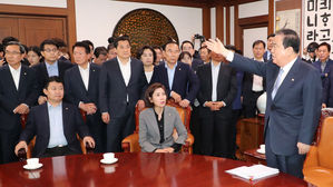 한국당 "오신환 사보임 안 돼"&hellip;고성&middot;몸싸움에 文 의장 병원행