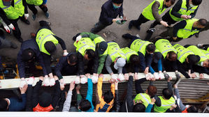 구 노량진시장 또 강제집행 충돌&hellip;집단 몸싸움에 부상자 발생