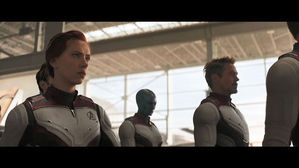 이른 아침부터 긴 줄…'어벤져스' 개봉일 역대 최고 기록