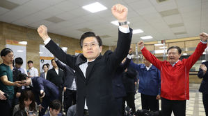 '상중'에 국회 찾은 황교안&hellip;"우린 불법과 싸우고 있다"