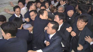 국회 충돌에 부상자 속출&hellip;'패스트트랙 대치' 일단 정지