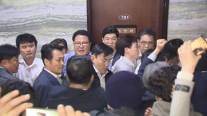국회, 밤새 휴전 후 결사항전 준비&hellip;패스트트랙 격돌 계속
