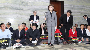 [Pick] "빠루는 누구 겁니까"&hellip;나경원 의원, 쇠 지렛대 들고 '빠루 공방' 참전