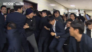 33년 만의 경호권도 헛일&hellip;욕설&middot;멱살 뒤엉키며 난장판