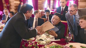 [지금 북한은] 김정은 옆자리 앉은 최선희&hellip;'김여정 자리' 채우나