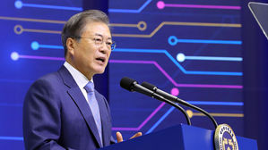 文 대통령, 삼성 국내사업장 첫 방문&hellip;'종합반도체 강국' 비전 밝혀