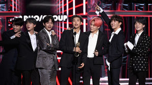 [SBS Star] BTS Wins 'BBMAs' Top Duo/Group Award for the First Time in K-pop History