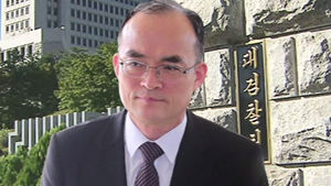 '남은 일정 취소' 귀국 앞당긴 문무일&hellip;거취 주목