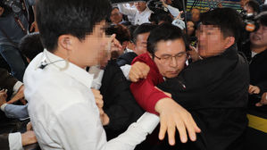 [영상] 광주 찾은 황교안에 물벼락&middot;고성&hellip;"한국당 해체하라"