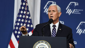 펜스 美 부통령, 국경 이민자시설 둘러보고 "용인할 만하지 않아"