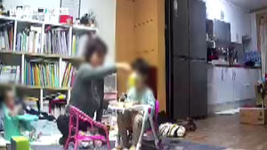 정부 아이돌보미가 또&hellip;학대 발견은 부모 몫?