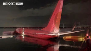 착륙 중 강물에 빠진 보잉 737&hellip;'143명 전원 생존' 기적