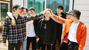 [SBS Star] EXO Members Send XIUMIN Off to the Military Training Center with a Bright Smile