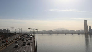 전국 맑다가 낮부터 흐려져&hellip;"출&middot;퇴근길 쌀쌀해요"