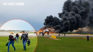 불난 기내서 짐 챙긴 앞쪽 승객들&hellip;탈출 골든타임 빼앗았다