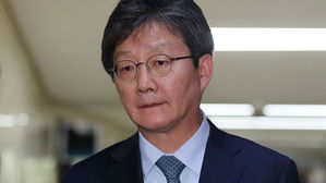 유승민 "무능·독선의 2년…文 대통령, 과거 정권 비판 자격 없다"