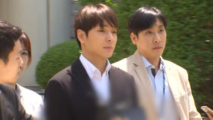 [영상] 포승줄 묶인 가수 최종훈&hellip;영장심사 후 "죄송하다"