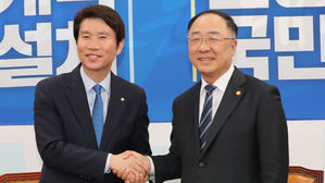 홍남기, 국회 찾아 "추경, 6월로 넘어가면 어떻게 될지 몰라"