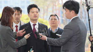 '명예훼손 피소' 김태우 前 수사관 경찰 출석&hellip;"대질조사 원해"