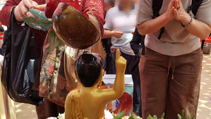 "온 누리에 자비와 광명을" 전국 사찰&middot;관광지 '인산인해'