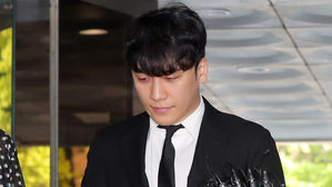 '성접대&middot;횡령' 승리 영장 기각&hellip;"다툼 여지 있어"