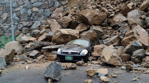 전남 광양 축대 무너져 승용차 3대 파손