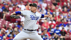 '무실점 역투' 류현진, 시즌 6승 챙겨&hellip;평균자책점 '단독 선두'