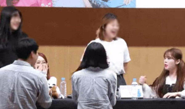 OH MY GIRL's fan signing event
