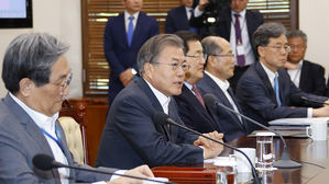 문 대통령 "추경 제출 한 달 심의도 없어&hellip;실기 않게 처리 요청"