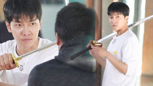 [SBS Star] VIDEO: Lee Seung Gi Shows Off His Impressive Sword Skills