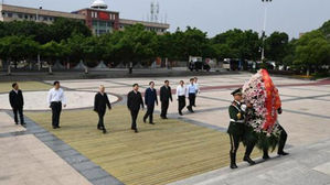 미중 갈등 속 시진핑 전의 다지나&hellip;대장정 출발 기념비 헌화