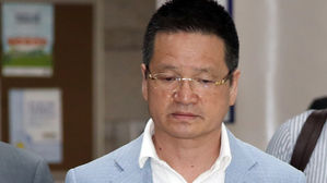 '별장 성접대' 윤중천, 1심서 징역 5년 6개월