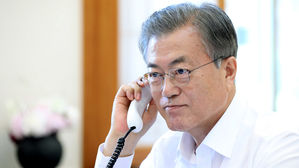조코 위도도 인도네시아 대통령과 통화해 연임 축하하는 문재인 대통령 (사진=청와대 제공, 연합뉴스)