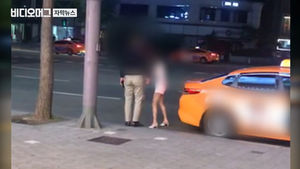 대로변 쓰러진 여성에 다가가 발길질&hellip;그는 남자친구였다