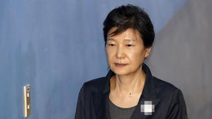 박근혜 '국정농단+특활비' 파기환송심서 징역 35년 구형