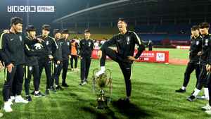 U-18 韓 선수 행동 논란에&hellip;'대회 모독' 우승컵 회수한 中