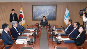 한은 "무역 분쟁 심화로 경기 흐름 불확실성 커져"