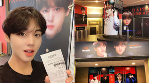 [SBS Star] Park Ji Hoon Watches a Film at a Special Fan-decorated Movie Theater on His Birthday