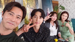 [SBS Star] Jang Dong Gun&middot;Song Joong Ki&middot;Kim Jiwon&middot;Kim Ok Vin Share a Cute Photo