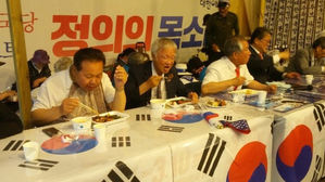 [Pick] 태극기를 식탁보로?&hellip;대한애국당 식사 장면 '논란'