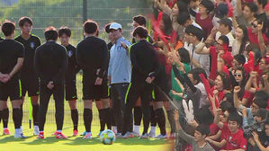 우크라이나 잡고 우승 가자!&hellip;광화문서 대규모 거리 응원