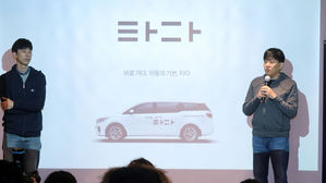 기자들의 질문에 답하는 종합 모빌리티 플랫폼 타다 이재웅 쏘카 대표(오른쪽) (사진=연합뉴스)
