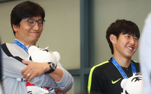 인형 끌어안고 미소&hellip;정정용 감독, 이런 모습 처음이야!
